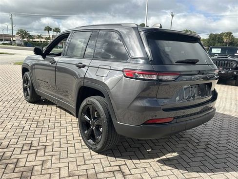 Used 2023 Jeep Grand Cherokee Altitude image 18