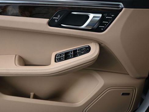 Certified 2026 Porsche Macan AWD/4WD image 12