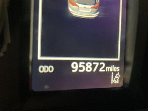 Used 2018 Toyota RAV4 LE FWD image 15