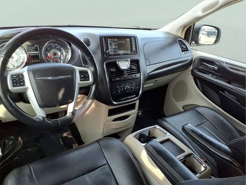 Used 2015 Chrysler Town & Country Touring-L w/ Driver Convenience Group FWD image 5