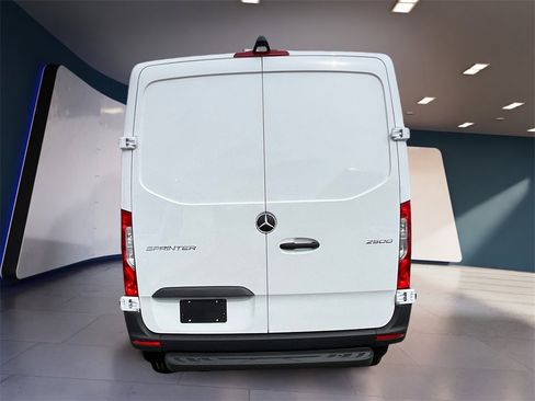 Used 2025 Mercedes-Benz Sprinter 2500 image 3
