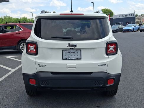 Used 2018 Jeep Renegade Latitude w/ Cold Weather Group AWD/4WD image 5
