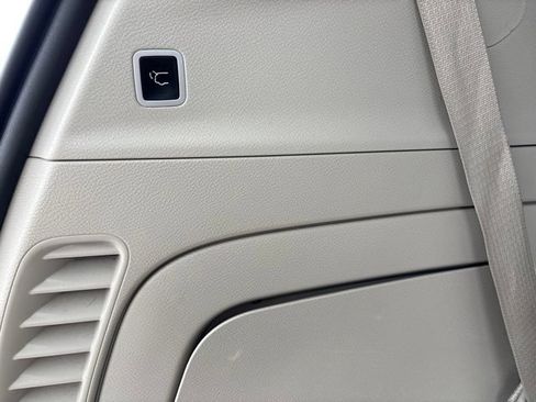 Used 2018 Chrysler Pacifica Limited w/ Tire & Wheel Group FWD image 42