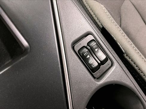 Used 2025 Subaru Crosstrek 2.0i Premium image 34