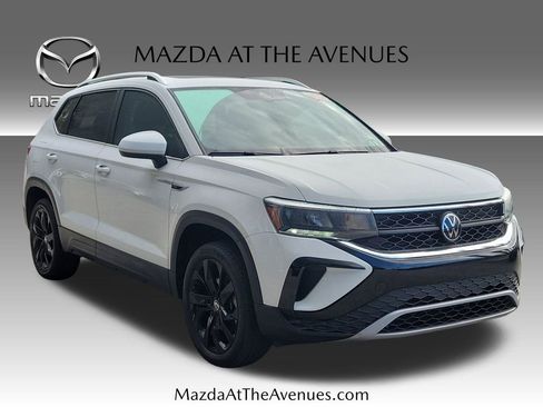 Used 2023 Volkswagen Taos SE w/ Panoramic Sunroof Package image 6