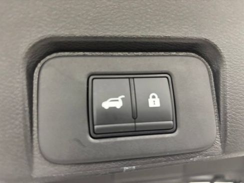 Used 2025 Nissan Rogue SV AWD/4WD image 8