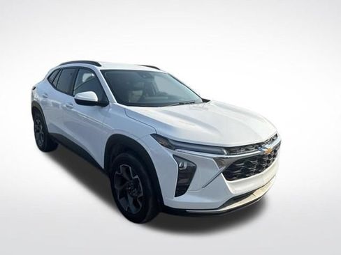 Used 2025 Chevrolet Trax LT FWD image 7