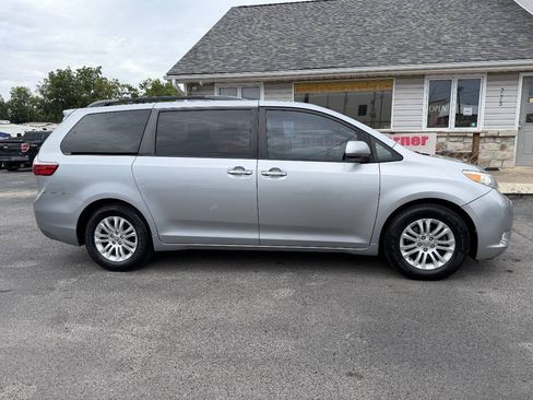 Used 2016 Toyota Sienna XLE FWD image 9