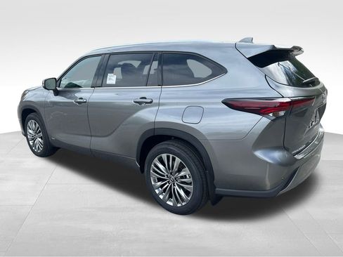 New 2026 Toyota Highlander Platinum AWD/4WD image 3