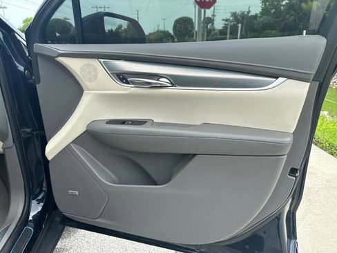 Used 2017 Cadillac XT5 Luxury w/ Driver Awareness Package FWD image 17
