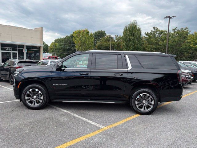 Used 2025 Chevrolet Suburban LT w/ Comfort Package AWD/4WD image 4