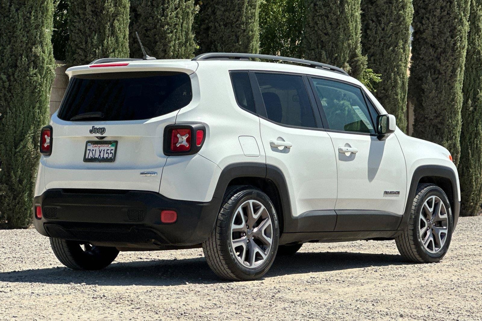 Used 2016 Jeep Renegade Latitude FWD image 4