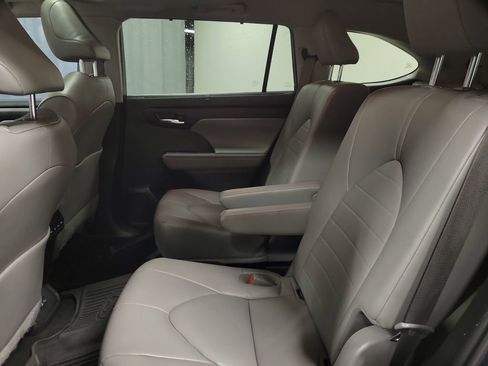 Used 2023 Toyota Highlander XLE AWD/4WD image 20