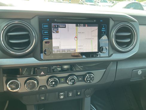 Used 2018 Toyota Tacoma TRD Off-Road AWD/4WD image 16