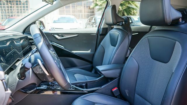 Certified 2025 Kia Niro EX FWD image 18
