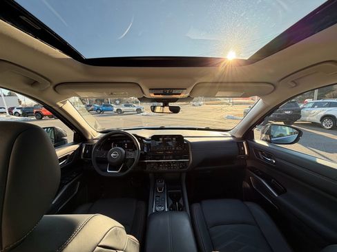 Used 2025 Nissan Pathfinder Platinum w/ Black Appearance Package image 10