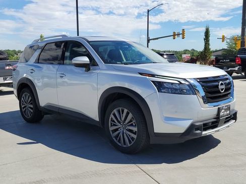 Used 2025 Nissan Pathfinder SL w/ SL Premium Package AWD/4WD image 4