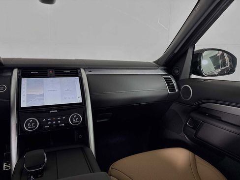 New 2025 Land Rover Discovery Dynamic SE image 31