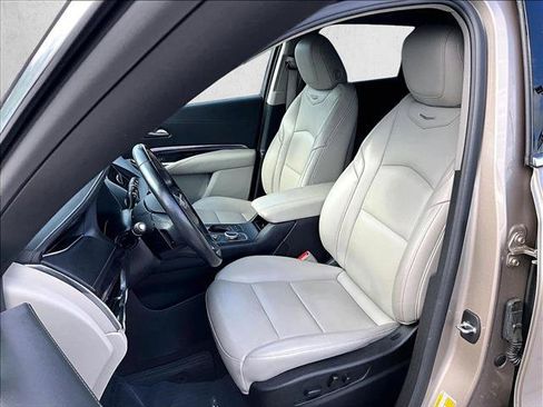Used 2023 Cadillac XT4 Luxury w/ Cold Weather Package FWD image 26
