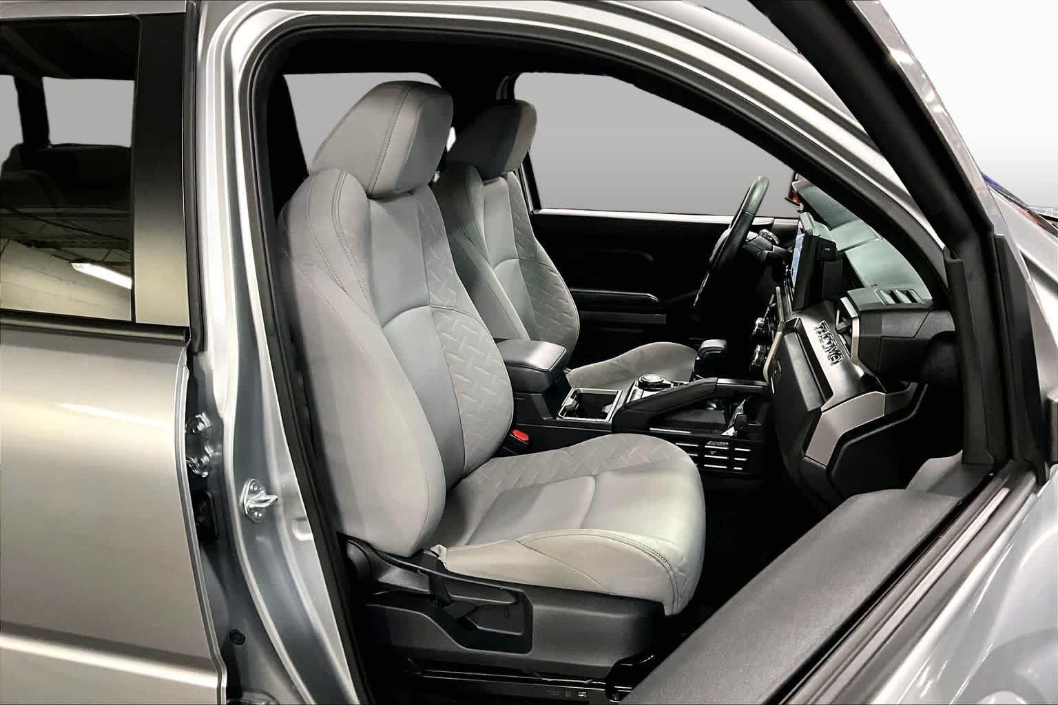 Certified 2025 Toyota Tacoma SR5 AWD/4WD image 8