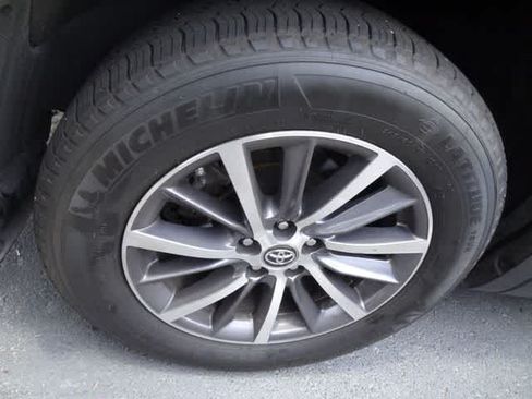 Used 2019 Toyota Highlander XLE AWD/4WD image 23