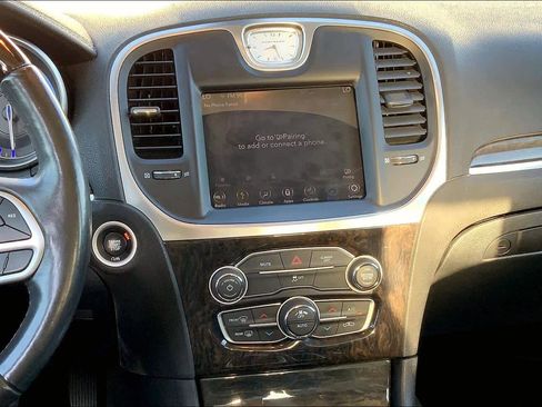 Used 2018 Chrysler 300 Limited image 6