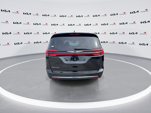 Used 2021 Chrysler Pacifica Touring-L FWD image 7