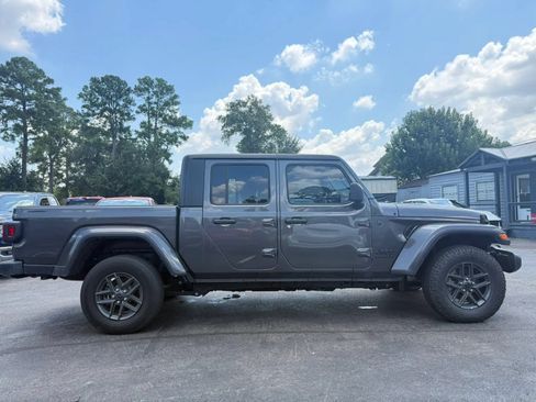 Used 2024 Jeep Gladiator Sport AWD/4WD image 4
