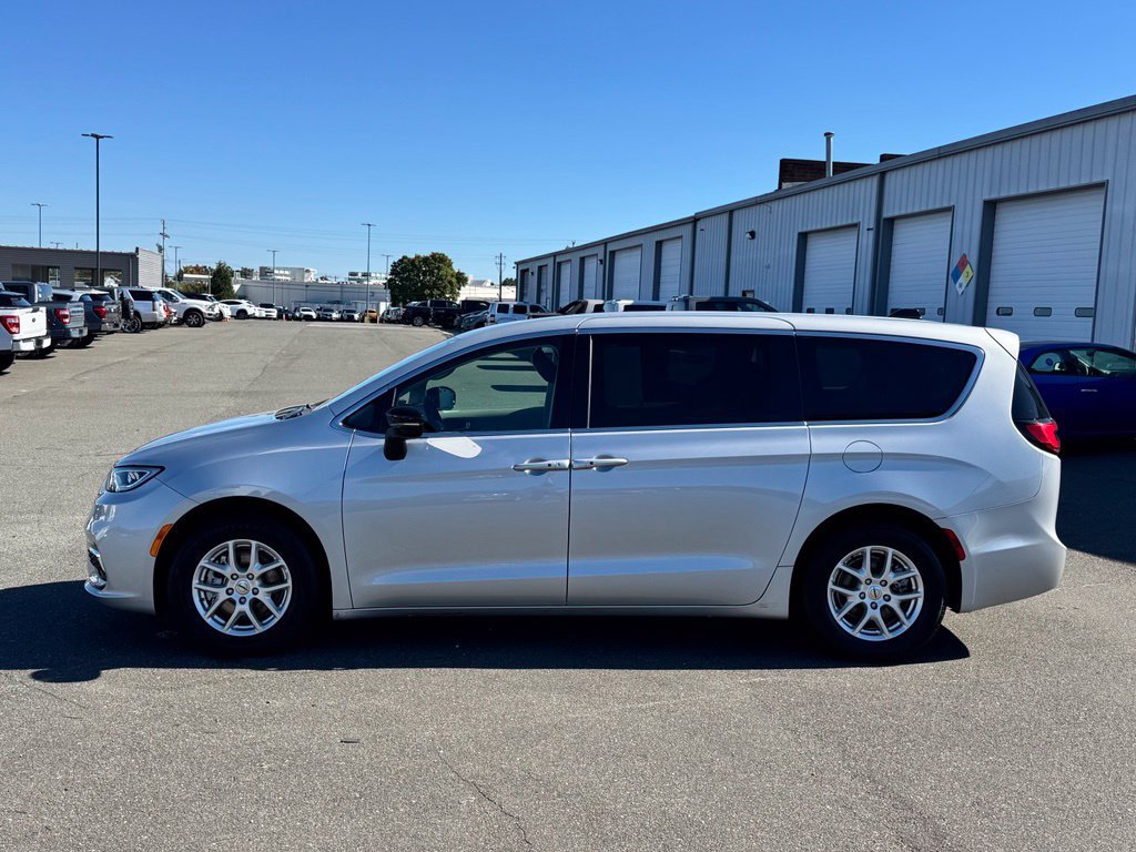 Used 2024 Chrysler Pacifica Touring-L FWD image 3