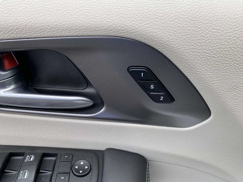 Used 2024 Chrysler Pacifica Touring-L FWD image 16