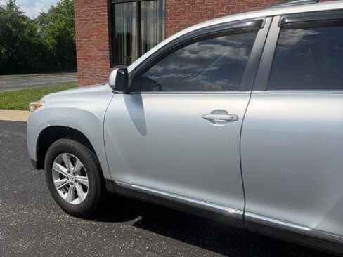 Used 2012 Toyota Highlander SE w/ Tow Pkg AWD/4WD image 4