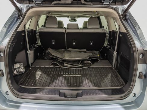Used 2023 Toyota Highlander XLE AWD/4WD image 9