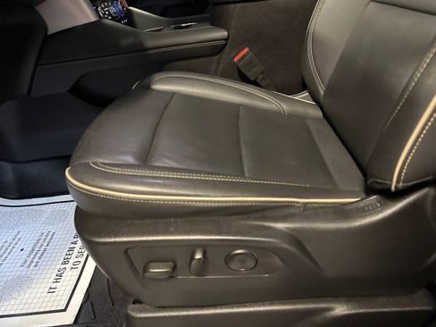 Used 2024 GMC Yukon SLT w/ SLT Luxury Package image 16