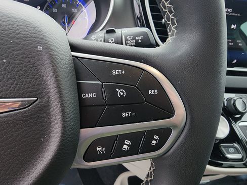 Used 2022 Chrysler Pacifica Touring-L image 23