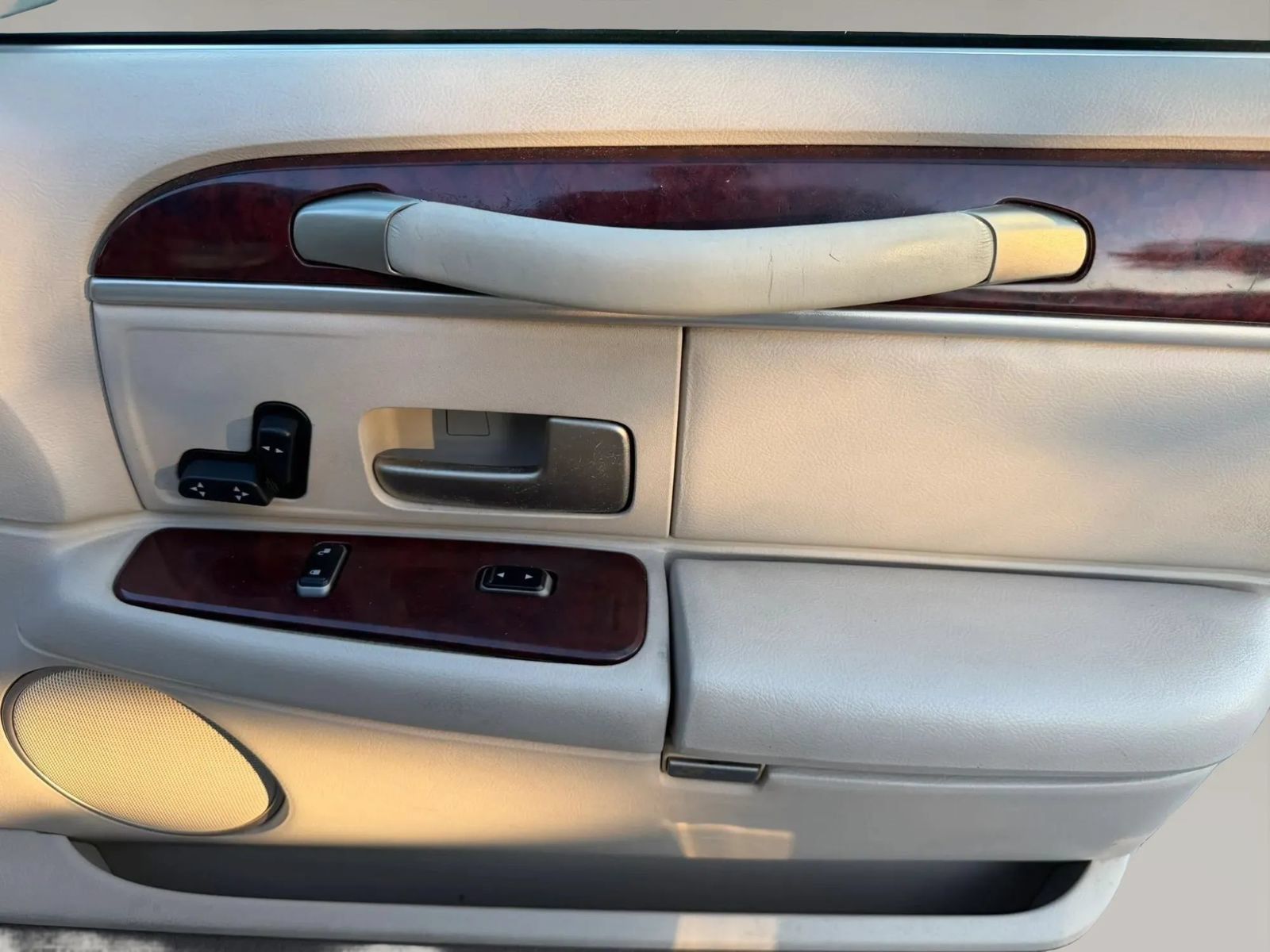 Used 2003 Lincoln Town Car Executive RWD image 40