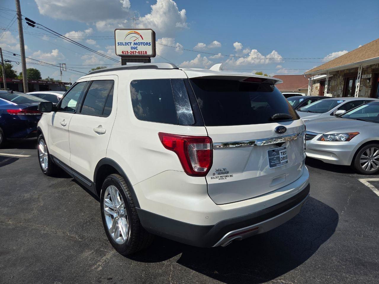 Used 2017 Ford Explorer XLT w/ Equipment Group 202A FWD image 4