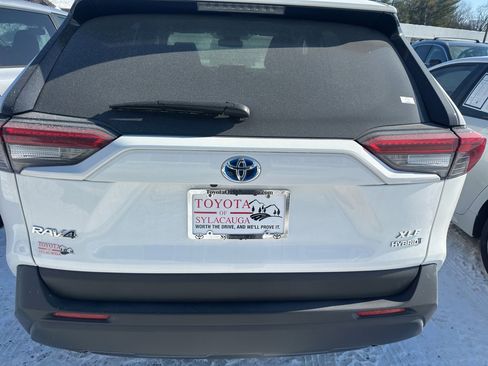 Used 2022 Toyota RAV4 XLE image 4