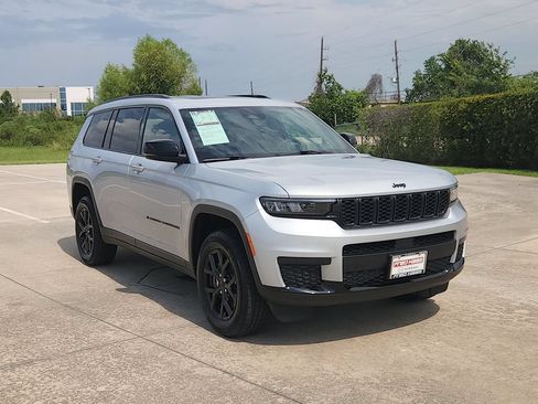 Used 2024 Jeep Grand Cherokee L Altitude RWD image 3