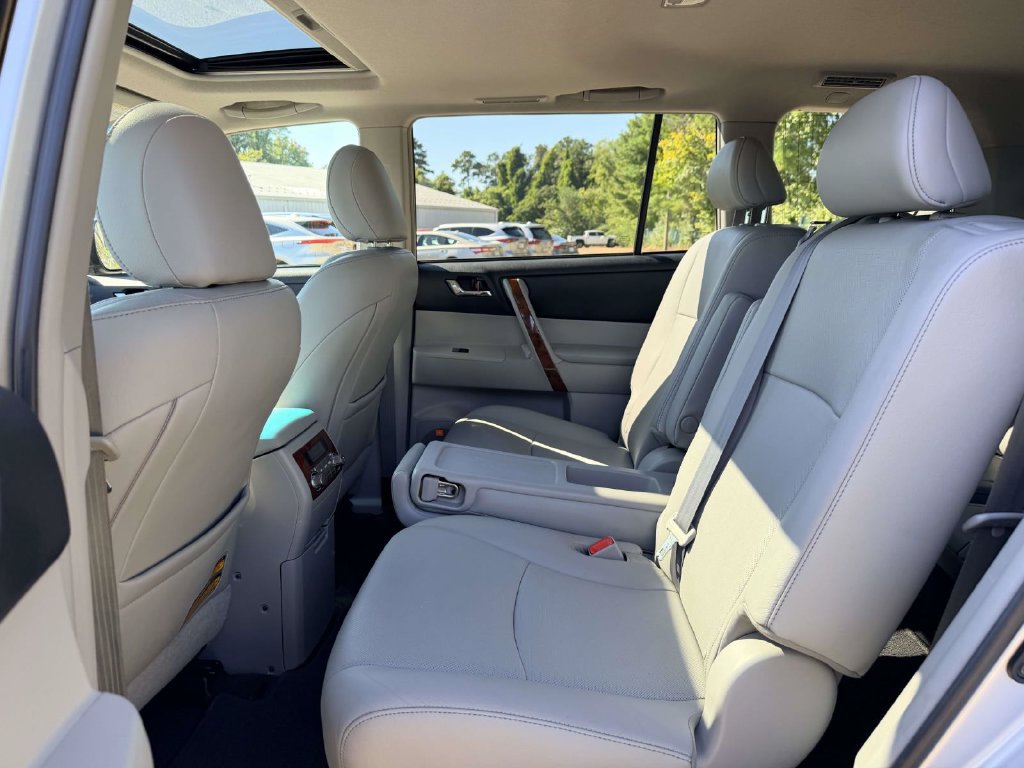 Used 2012 Toyota Highlander Limited w/ Tow Pkg AWD/4WD image 16