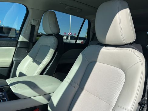 Used 2025 Lincoln Aviator 2WD image 14