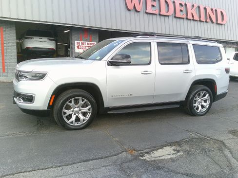 Used 2023 Jeep Wagoneer 4WD image 11