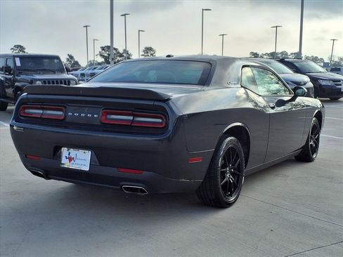 Used 2019 Dodge Challenger SXT image 6