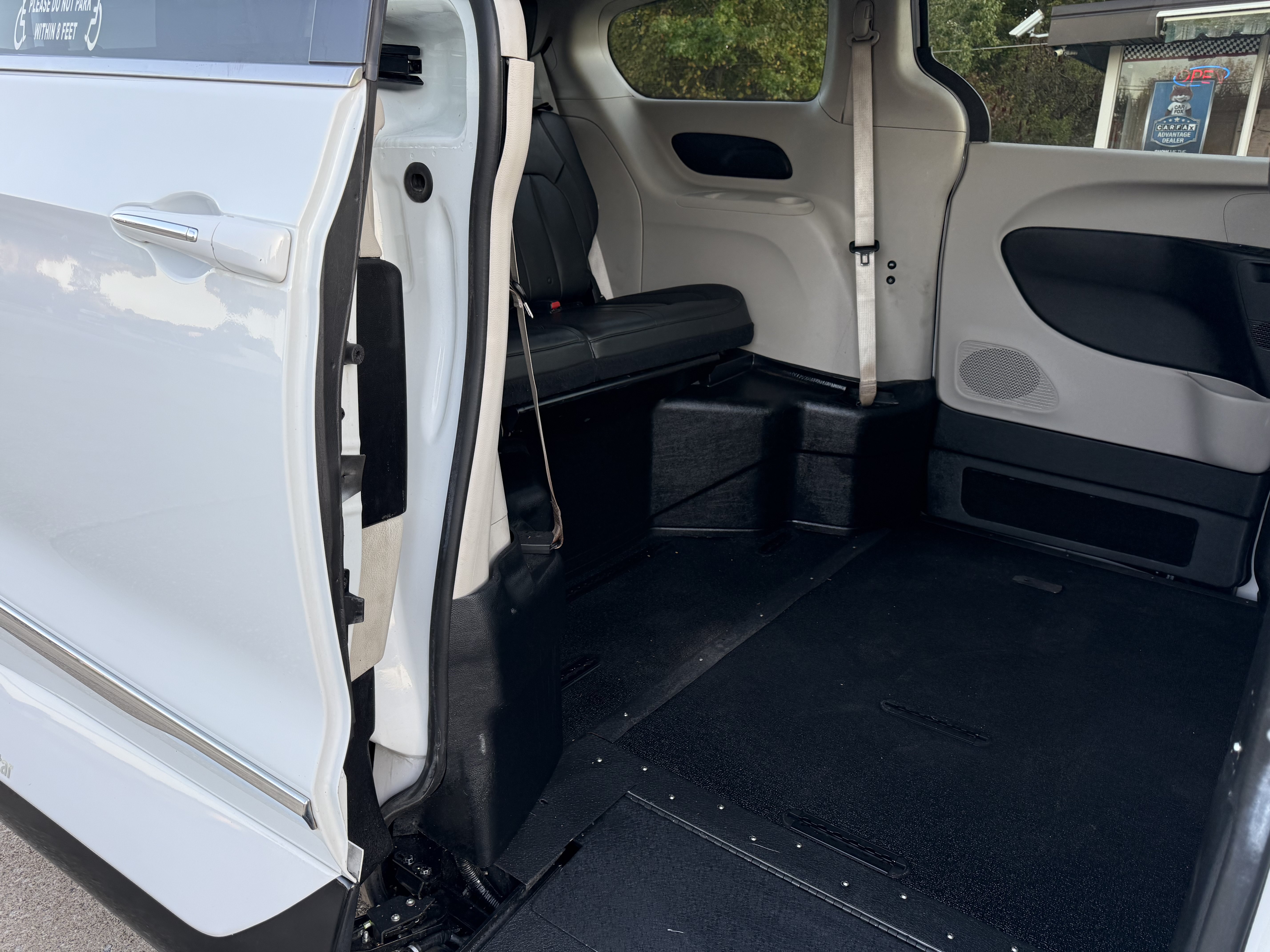 Used 2017 Chrysler Pacifica Touring-L FWD image 29