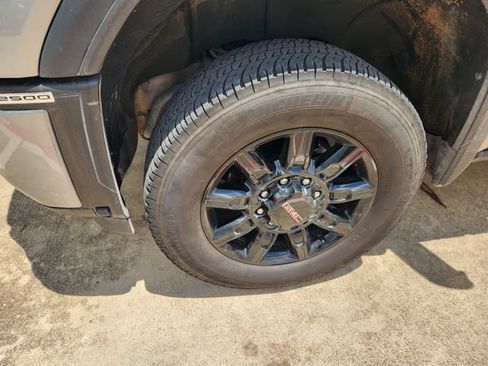 Used 2025 GMC Sierra 2500 AT4 w/ AT4 Premium Plus Package AWD/4WD image 9