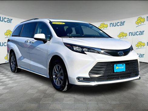 Used 2024 Toyota Sienna XLE image 1
