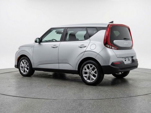 Used 2025 Kia Soul LX w/ LX Technology Package FWD image 6