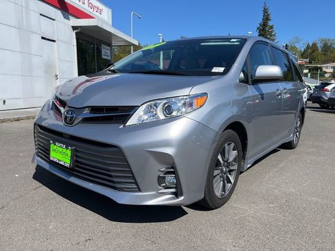Used 2018 Toyota Sienna XLE w/ XLE Navigation Package AWD/4WD image 8