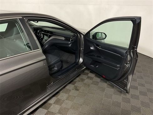 Used 2020 Toyota Camry SE image 34