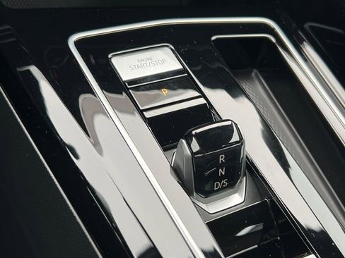 Used 2023 Volkswagen Golf 20th Anniversary Edition image 32