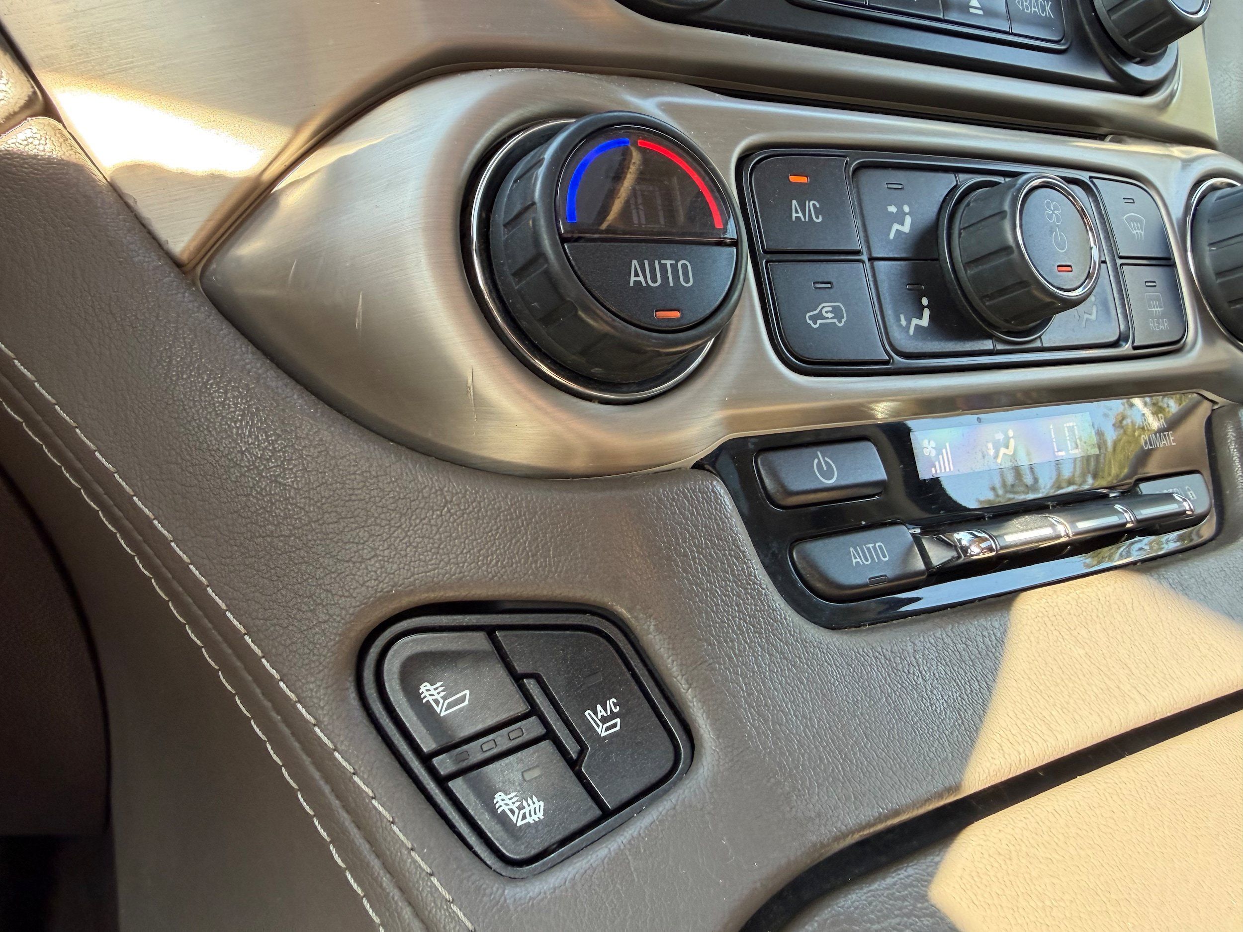 Used 2015 GMC Yukon Denali AWD/4WD image 16
